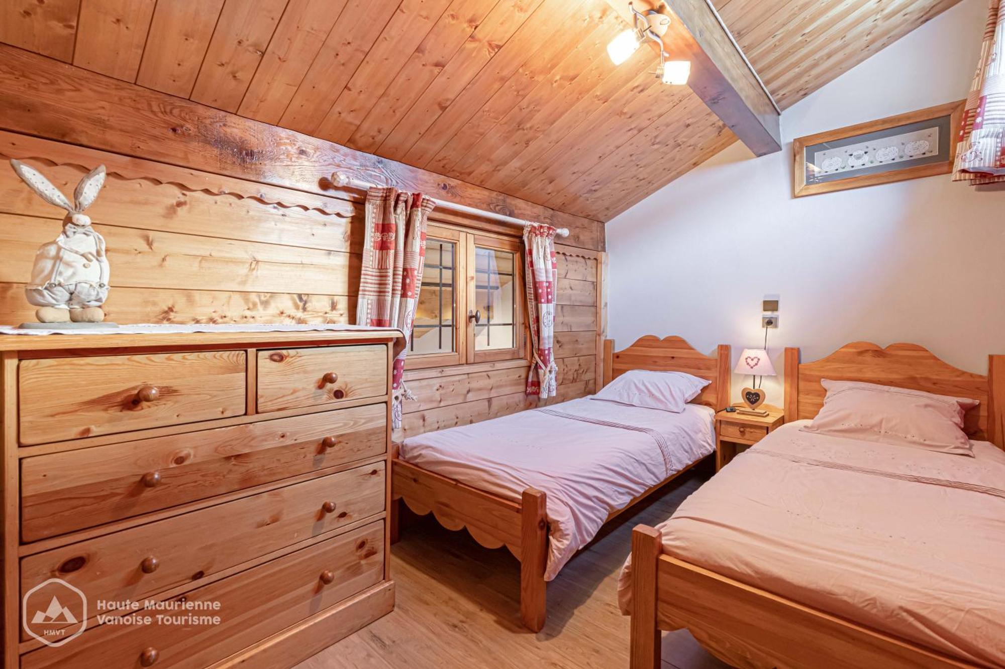 Les Chenevers Lanslevillard Chambre photo